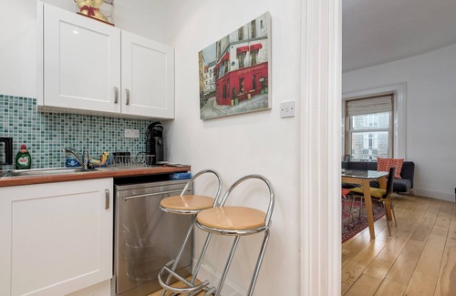 Tollcross Apartment | Spacious 3-bedroom apartment with views of Edinburgh Castle. Sleeps 6.