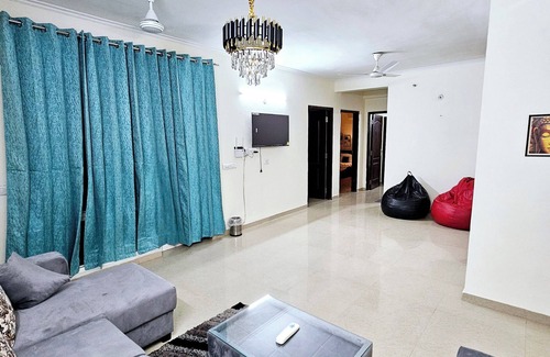 Mohangarh Apartment | Spacious 3-bedroom apartment with AC, WiFi and Kitchen in Posh area of Lucknow