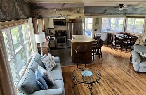 Fort Erie Cottage | Spacious 3 bedroom Carriage house on beachfront estate