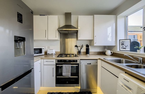Cranfield House | Spacious 3-Bedroom House | Wi-Fi | Serviced Stays