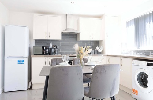 Leigh House | Spacious 3 Bedroom Home with Garden & Parking
