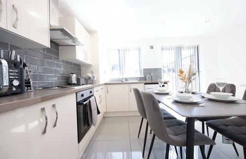 Leigh House | Spacious 3 Bedroom Home with Garden & Parking
