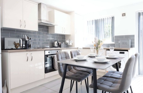 Leigh House | Spacious 3 Bedroom Home with Garden & Parking