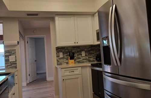 Highland House | Spacious 3-bedroom house with HOT TUB and MOVIE THEATRE 8 minutes from RACEWAY