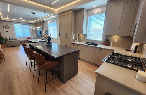 Fraserview House | Spacious 3-Bedroom Luxury Home with A/C, Patio, and Parking – Vancouver