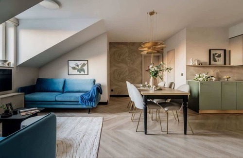 Piasek Południe Apartment | Spacious 3-Bedroom Retreat with City Views