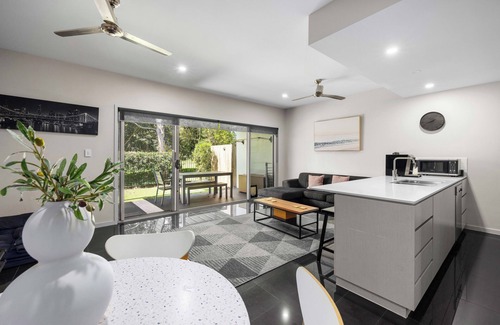 Carindale House | Spacious 3 bedroom townhouse in prime location!