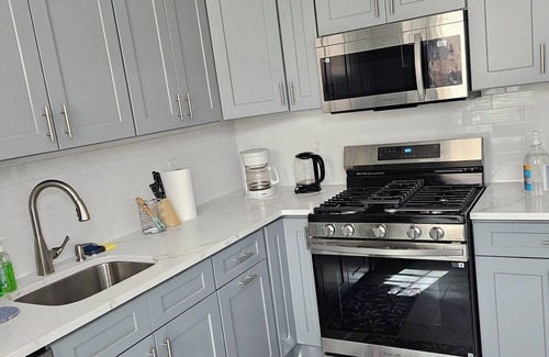 Greenville Apartment | Spacious 3-bedroom apartment with WiFi, AC in beautiful Jersey Cityn