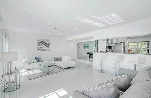 Fort Lauderdale House | Spacious 3-bedroom HOUSE ON THE WATER VIEW CANAL , AT Oakland Park with AC, WiFi
