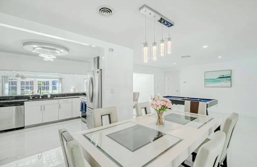 Fort Lauderdale House | Spacious 3-bedroom HOUSE ON THE WATER VIEW CANAL , AT Oakland Park with AC, WiFi