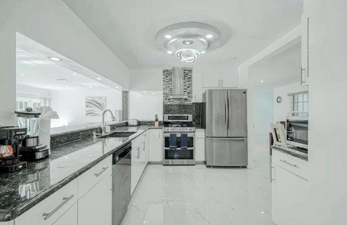 Fort Lauderdale House | Spacious 3-bedroom HOUSE ON THE WATER VIEW CANAL , AT Oakland Park with AC, WiFi