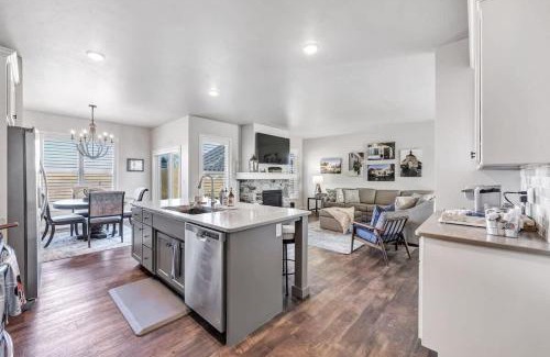 De Pere House | Spacious 3-BR Home near Lambeau