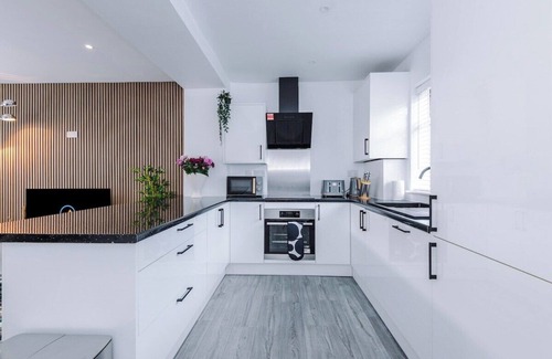 Leeds House | Spacious 3 br house near Leeds City Centre with free parking