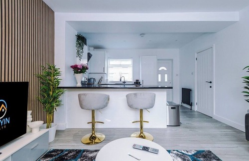 Leeds House | Spacious 3 br house near Leeds City Centre with free parking