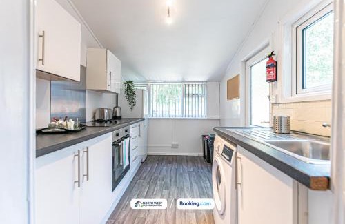 Chorley House | Spacious 3 BR House in PR6 Free Parking & WiFi Sleeps 6