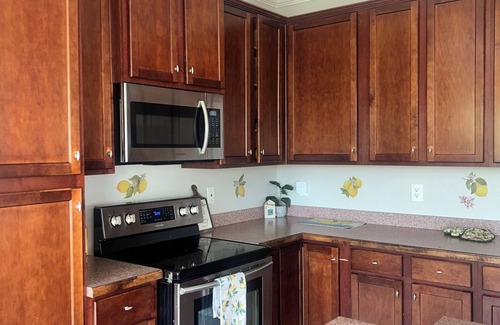 Adairsville House | Spacious 3 Story house near ATL with Balcony , Home Gym & More
