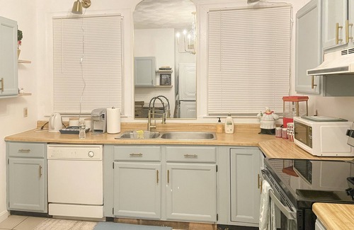 College Hill Apartment | Spacious 3B1B,Full Kitchen,Private Parking, Walk to BROWN & RISD