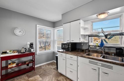 Mendota House | Spacious 3BD Apartment |King Bed, Fenced Yard!