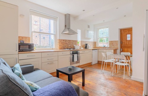 Brixton Hill Apartment | Spacious 3BD Flat w Garden, Near Clapham Common