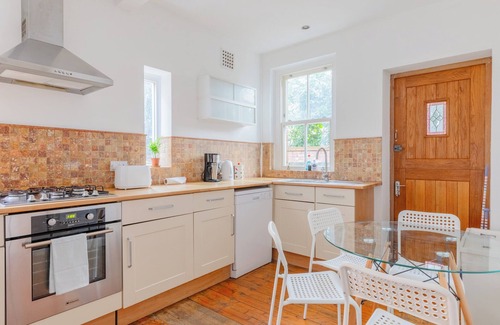 Brixton Hill Apartment | Spacious 3BD Flat w Garden, Near Clapham Common