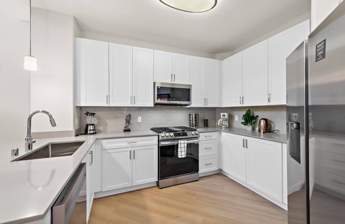 Tustin Apartment | Spacious 3bedroom 4 Bed apartment + resort style amenities near Shopping/Disney