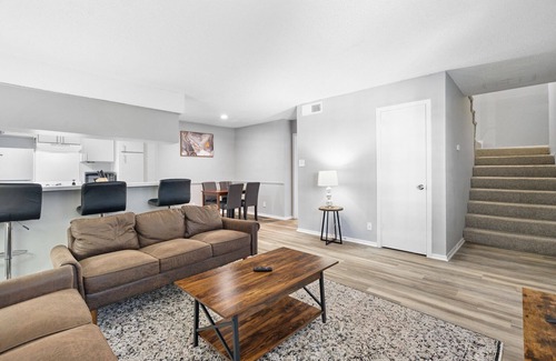 North University Apartment | Spacious 3BR/2BA next to UT 8763