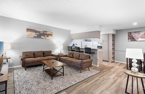 North University Apartment | Spacious 3BR/2BA next to UT 8663