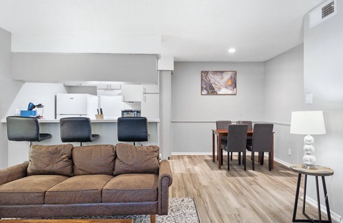 North University Apartment | Spacious 3BR/2BA next to UT 8663