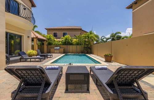 Gold Coast House | Spacious 3BR/3BA Villa with Relaxed Luxury Vibes at Diamante 159 by Bocobay