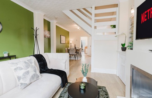 Peterborough House | Spacious 3BR Contractor Home in Peterborough