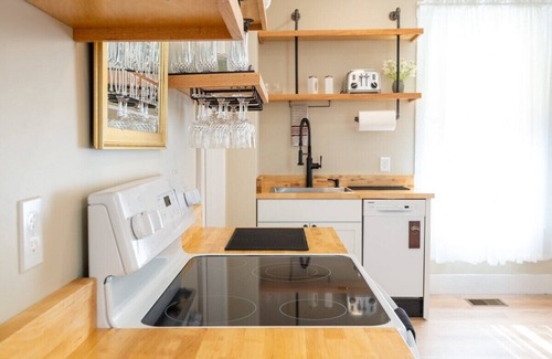 Beverly Condo | *Spacious 3BR Halloween Home|Salem+Beverly|Parking