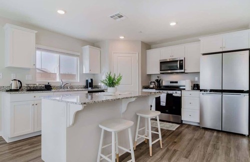San Jacinto House | Spacious 3BR Home w/Lake Access & Mountain Views