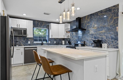 Port Tampa City House | Spacious 3BR Near MacDill AFB & South Tampa w/Deck & Yard