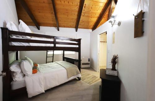 Apple Hill House | Spacious 3BR Retreat - Sleeps 10 - Free Parking
