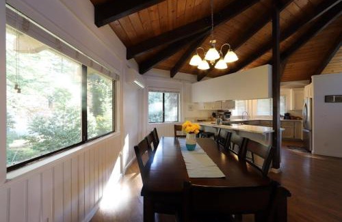 Apple Hill House | Spacious 3BR Retreat - Sleeps 10 - Free Parking