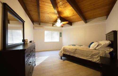 Apple Hill House | Spacious 3BR Retreat - Sleeps 10 - Free Parking