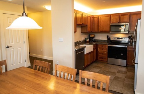 Ludlow Condo | Spacious 3BR Ski In/Ski Out Okemo Condo w/Hot Tub & Amenities