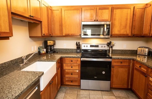 Ludlow Condo | Spacious 3BR Ski In/Ski Out Okemo Condo w/Hot Tub & Amenities