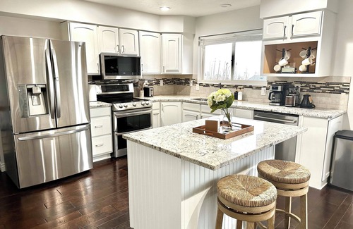 North Ogden House | Spacious 4 BD Mtn. Retreat with Stunning Views, Hot Tub, 75” TV, Kids Gym