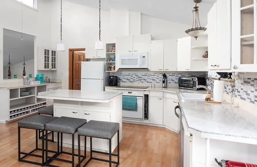 Teall Beach House | Spacious 4 bdrm home, Close to Lake, Wine, Downtown, Kid Friendly, Self Checkin