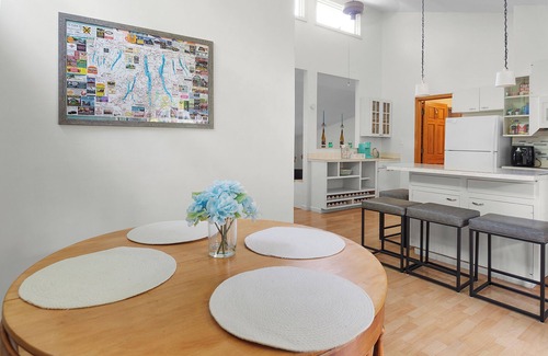 Teall Beach House | Spacious 4 bdrm home, Close to Lake, Wine, Downtown, Kid Friendly, Self Checkin