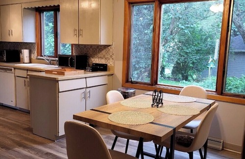 Lorain House | Spacious 4-bdrm house 30 mins Cedar point, walking distance beach, Tennis court