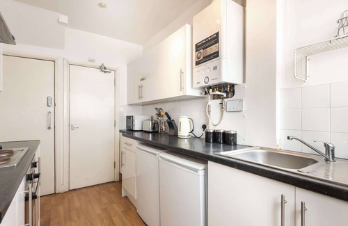 Doncaster House | Spacious 4 Bedroom House with Garden in Doncaster