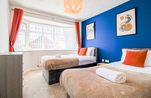 Bletchley House | Spacious 4 bed home - Milton Keynes | Free parking