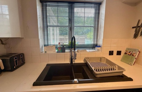 Wolverhampton House | Spacious 4 Bed House with parking in Wolverhampton