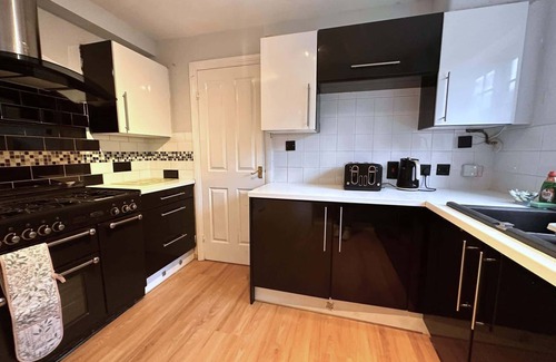 Wolverhampton House | Spacious 4 Bed House with parking in Wolverhampton