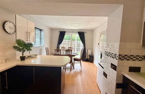 Wolverhampton House | Spacious 4 Bed House with parking in Wolverhampton