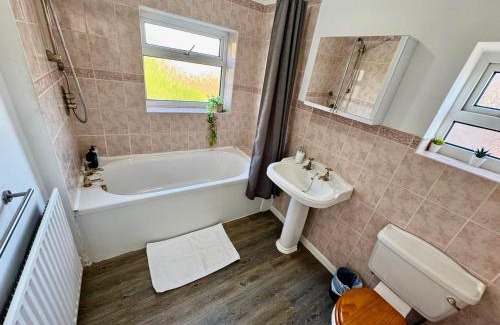 Barnt Green House | Spacious 4 Bed Home Near NEC, JLR & Airport Parking for 3 Cars Ideal for Contractors!