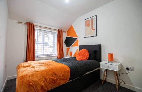 North Hykeham House | Spacious 4-Bed House with Parking Near City Centre