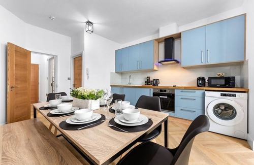 Marlborough Apartment | Spacious 4 bed, sleeps 8, good transport link